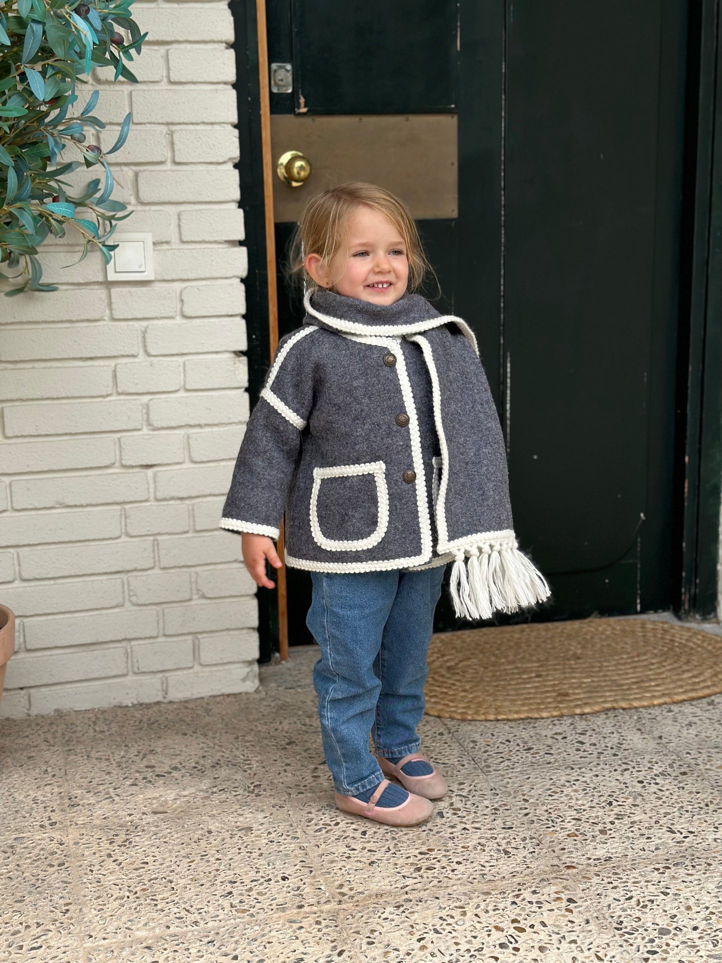 Abrigo con bufanda gris