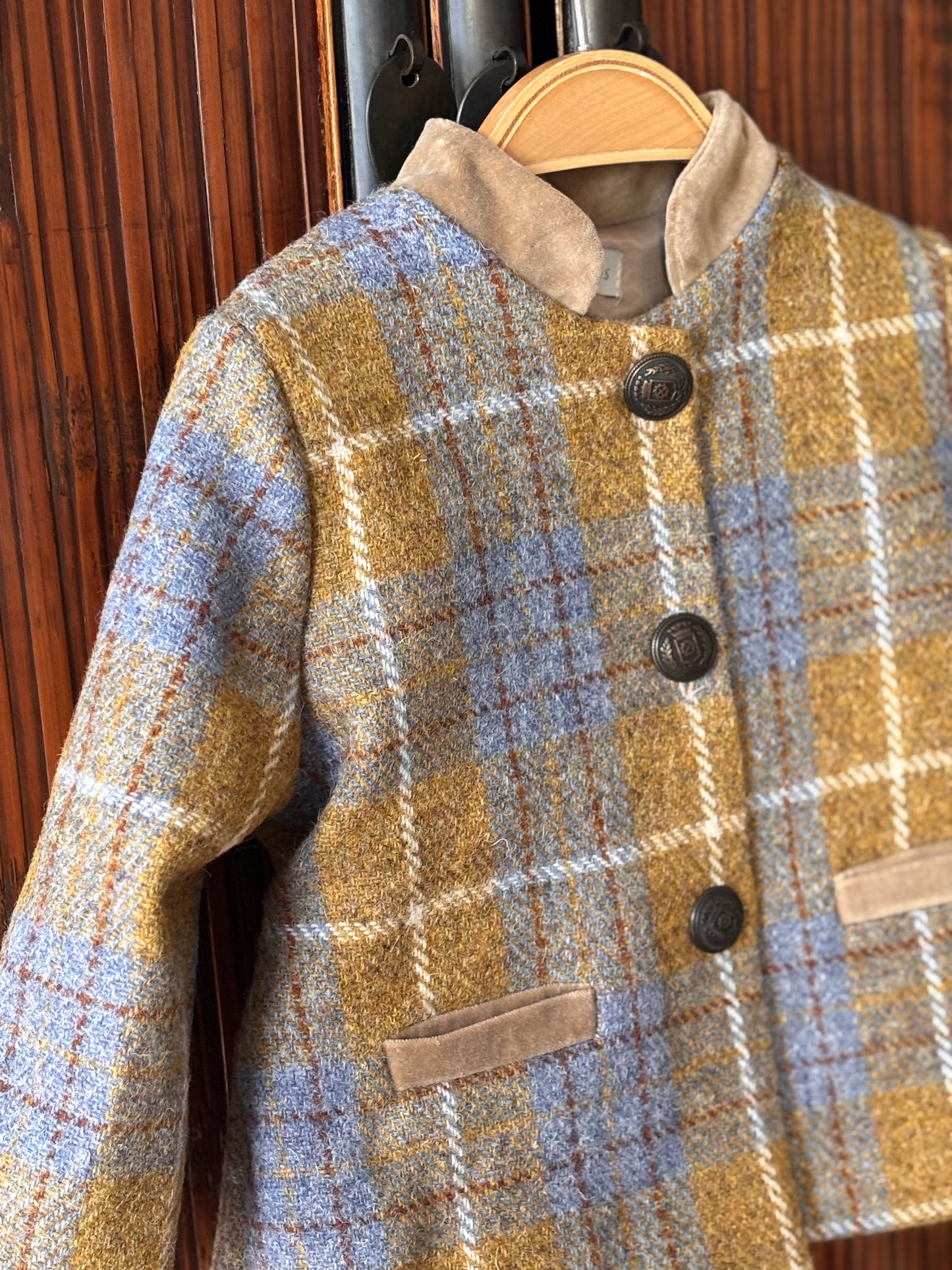 Austriaca Harris Tweed cuadros azul y amarillo.