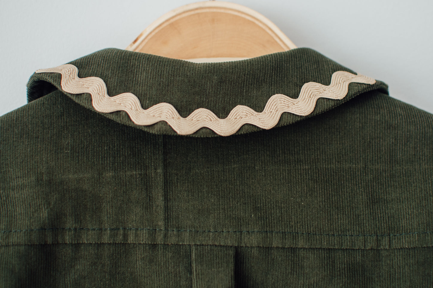 Sahariana Verde con ribete beige.