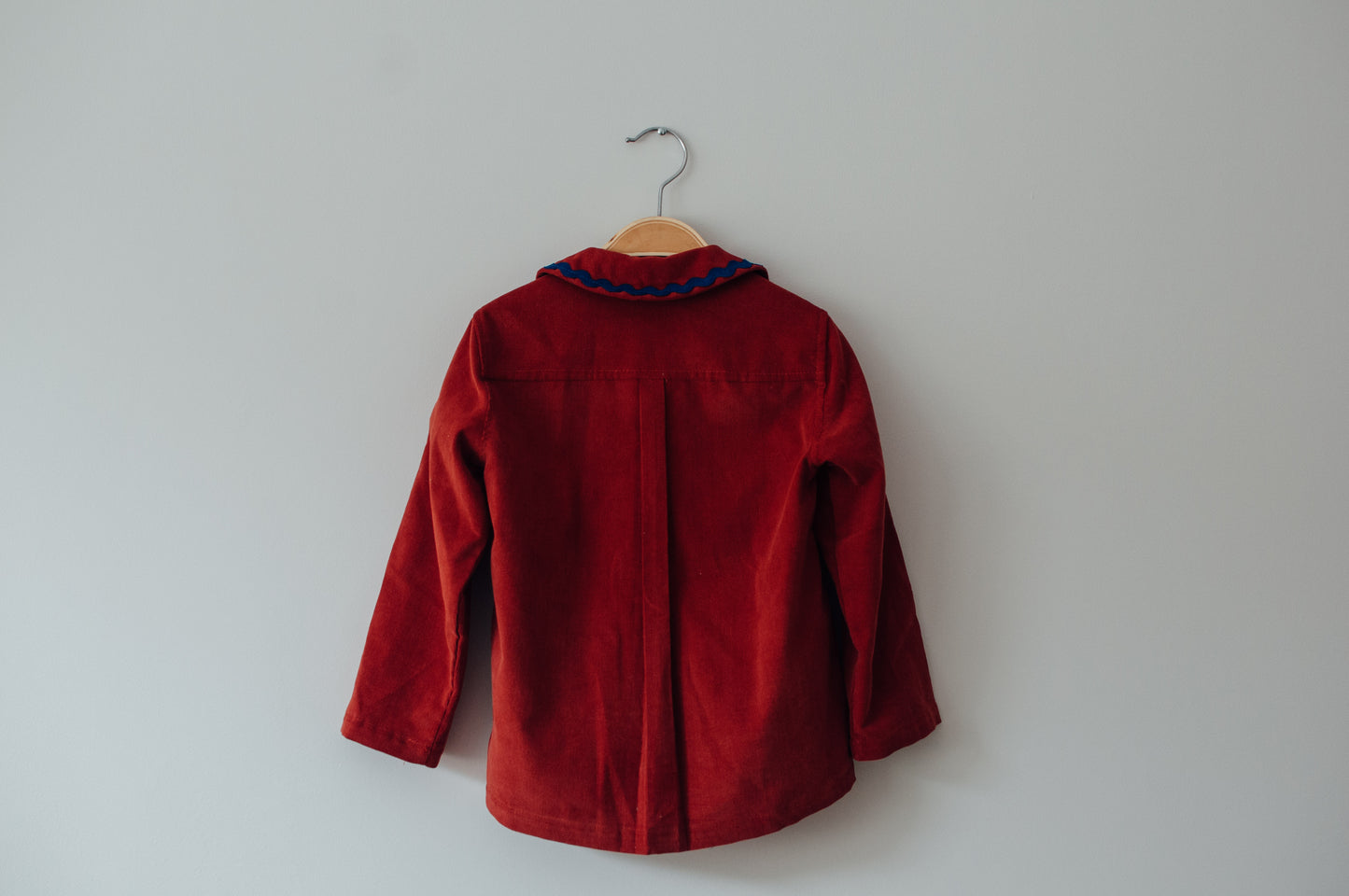 Sahariana Ladrillo con ribete azulón.