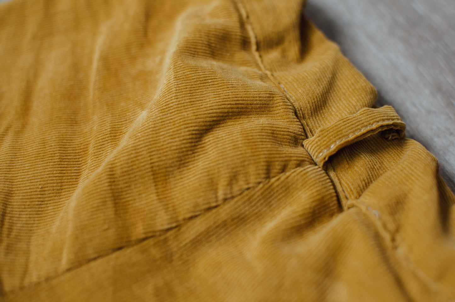 Pantalón micropana mostaza
