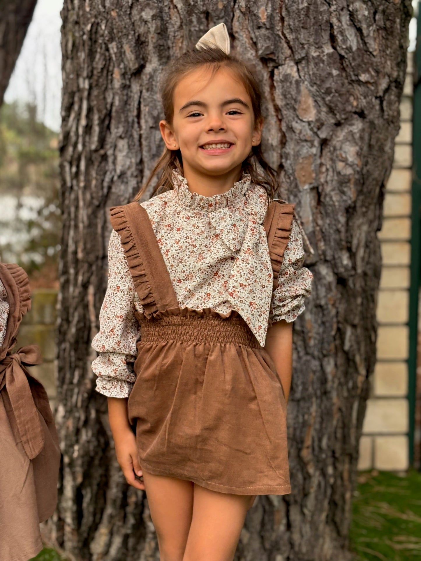 Faldita con tirantes marrón