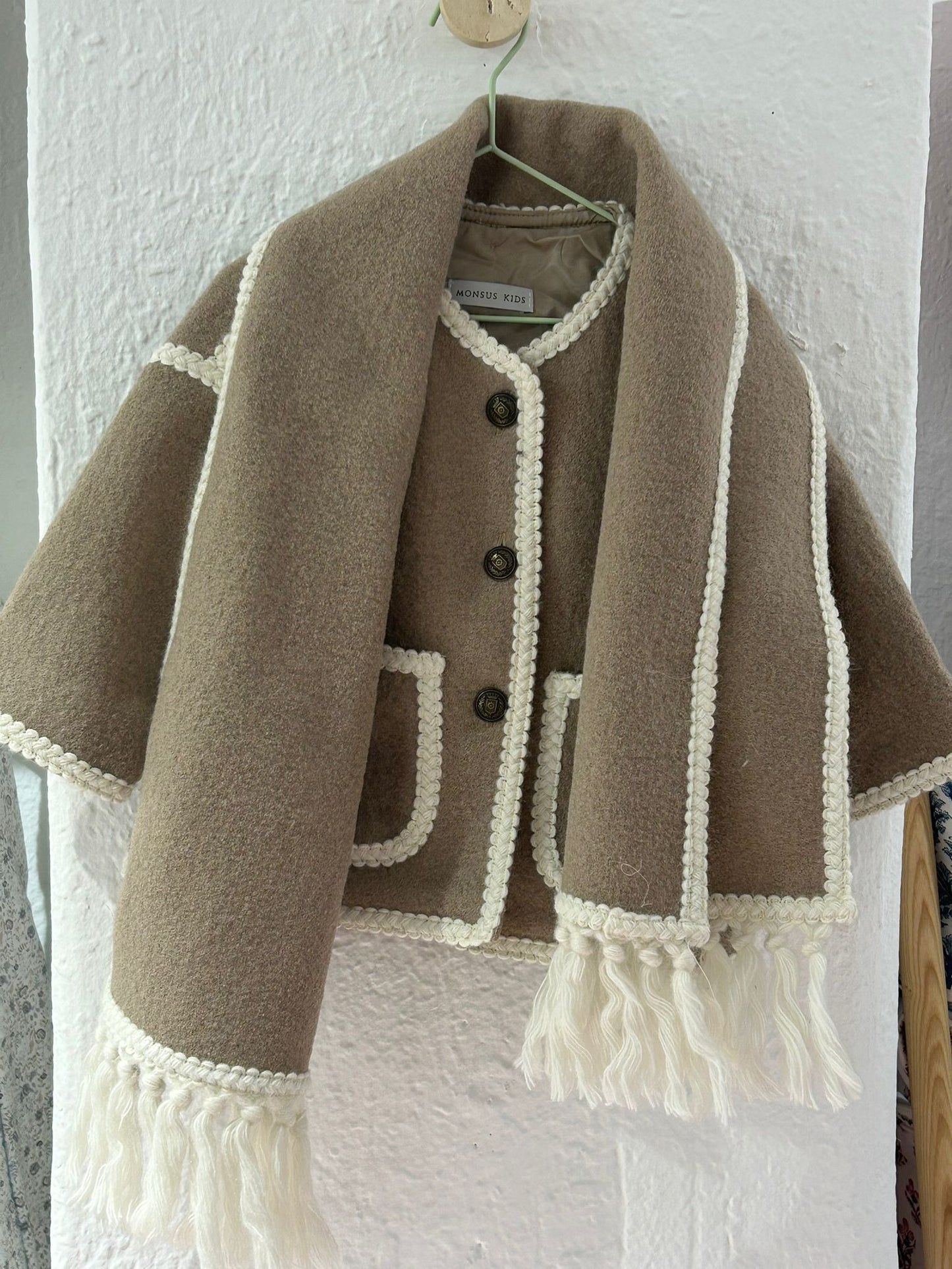 Abrigo con bufanda beige