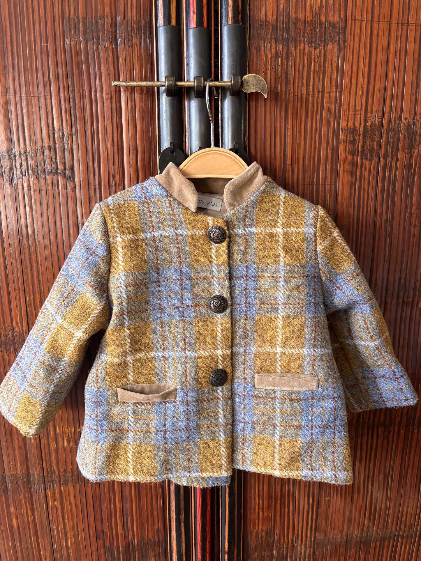 Austriaca Harris Tweed cuadros azul y amarillo.
