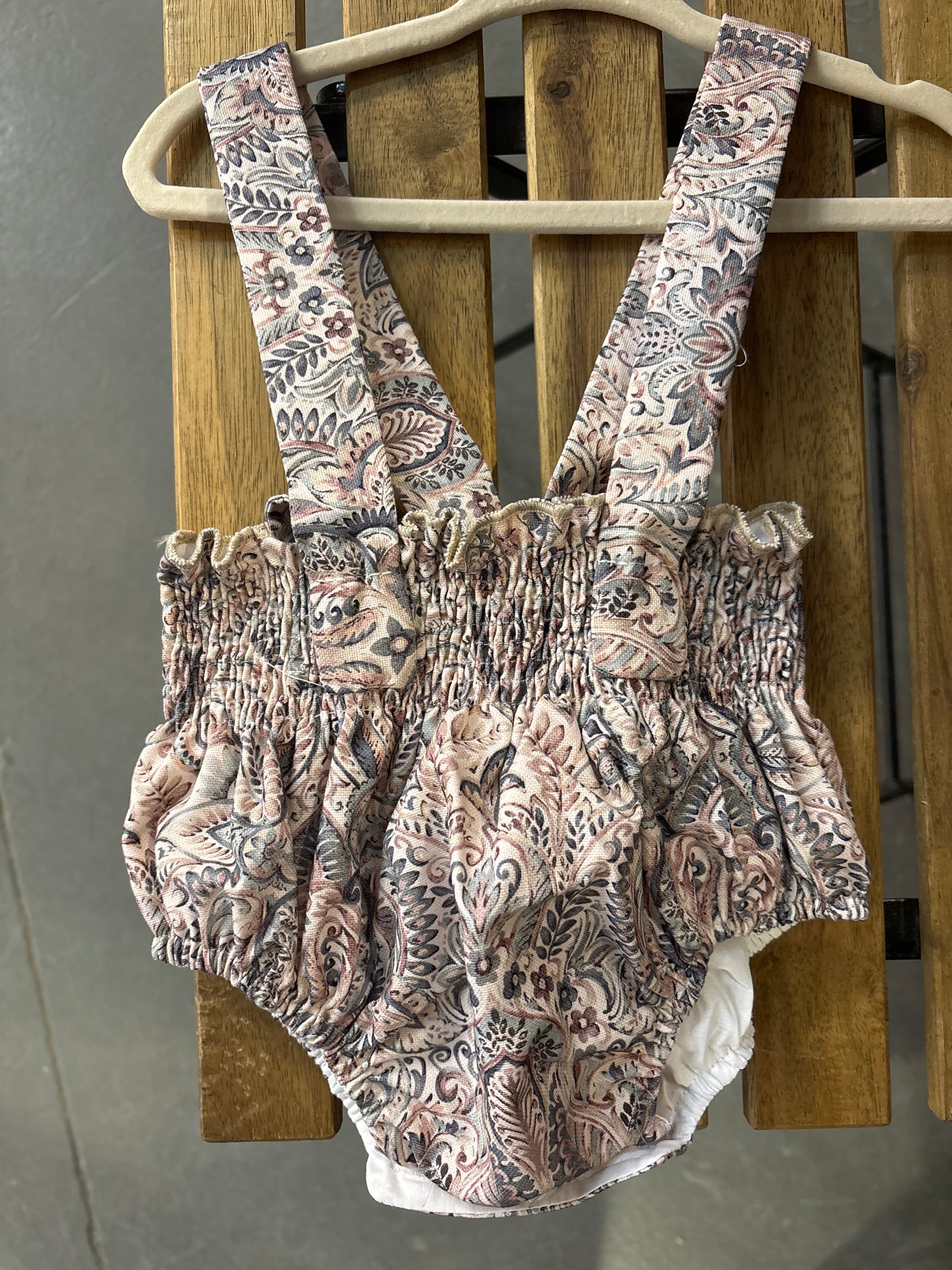 Braguita con tirantes amebas