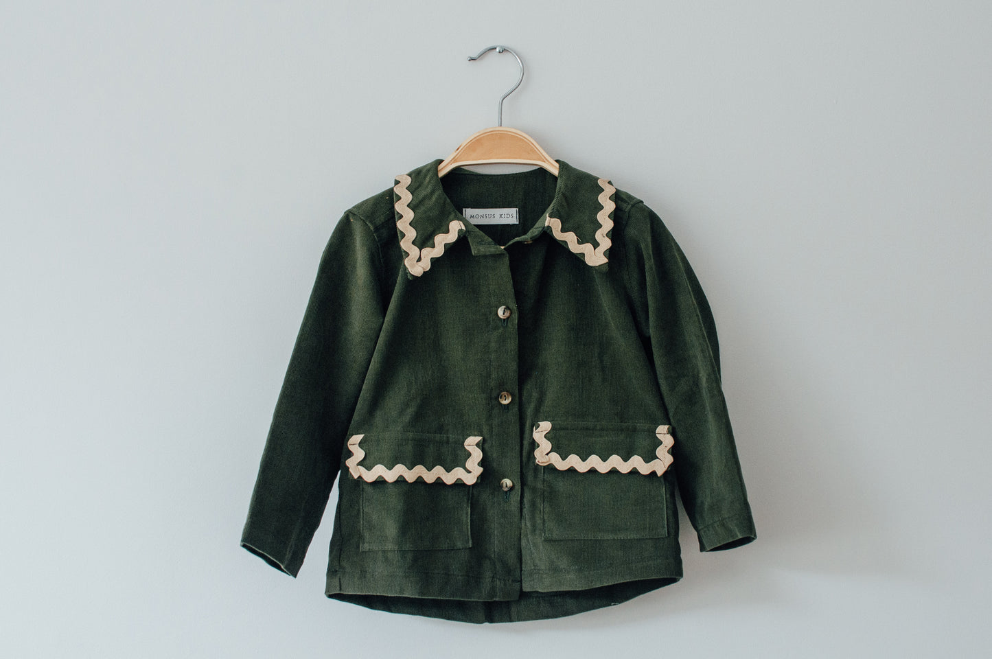 Sahariana Verde con ribete beige.
