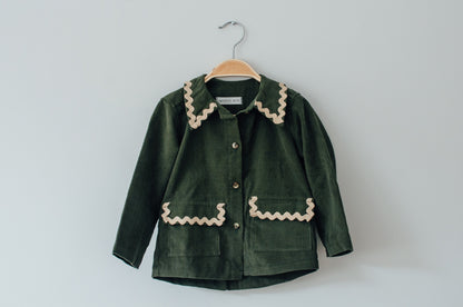Sahariana Verde con ribete beige.
